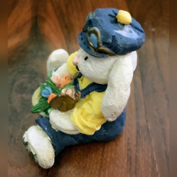 Bunny Holding Pot of Flowers Figurine - Picture 5 of 7